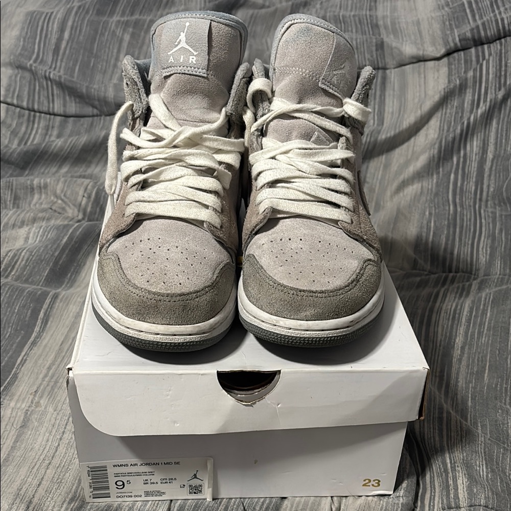 Nike Air Jordan 1 Retro High - Gray and White